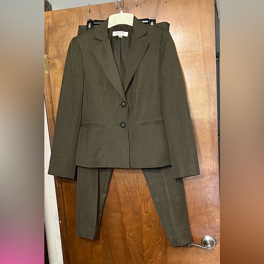 Jones Studio, 2 Pc pantsuit, size 8